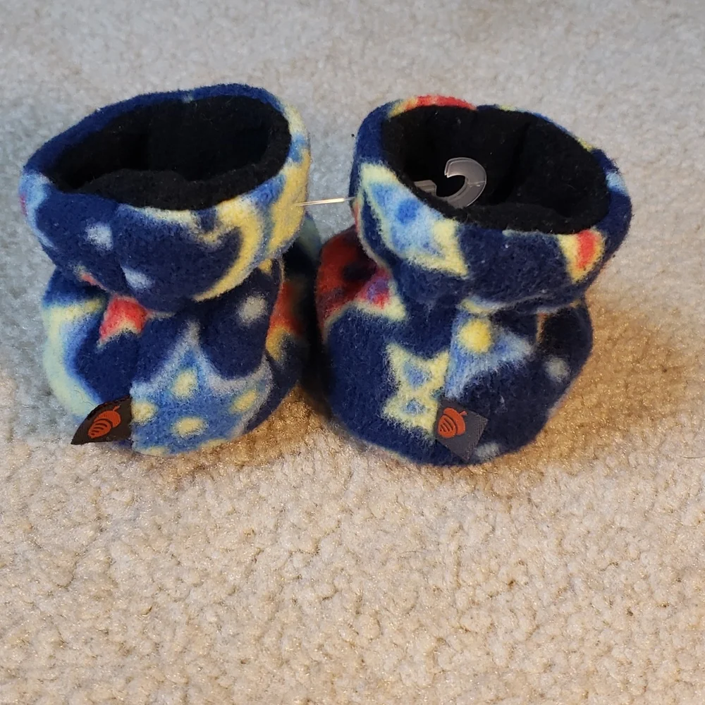 Acorn NWOT Easy Fleece Bootie Sz 0-6M